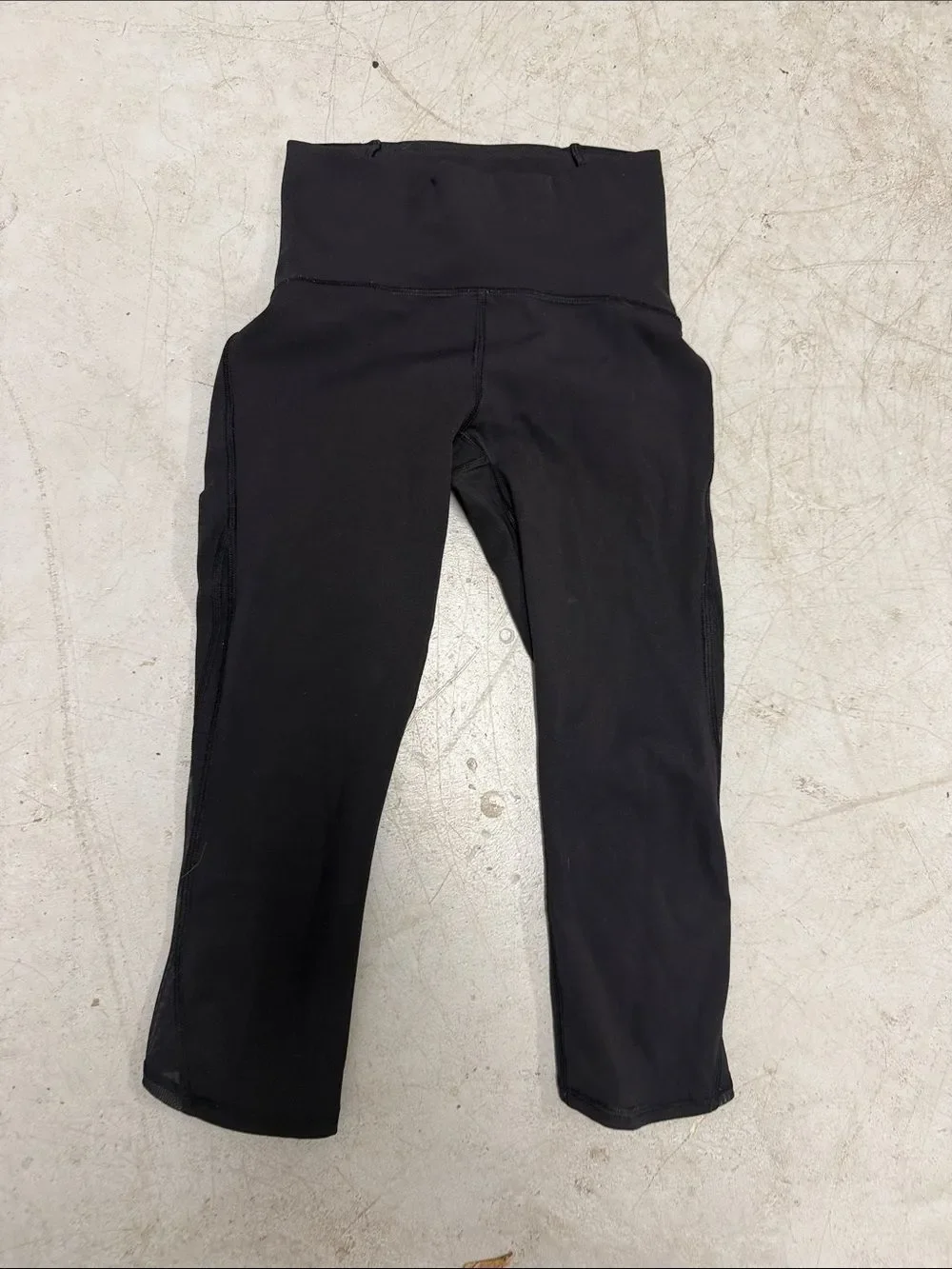 LULULEMON Black Capri Leggings Athletic Wear - Size 2 - LIKE NEW